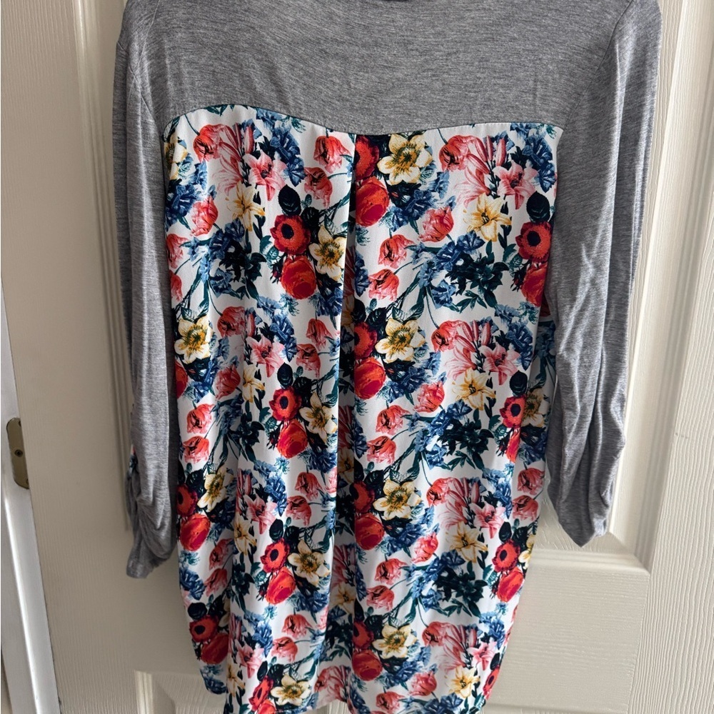 Market & Spruce Light Gray Floral Long Sleeve Top - Picture 5 of 5